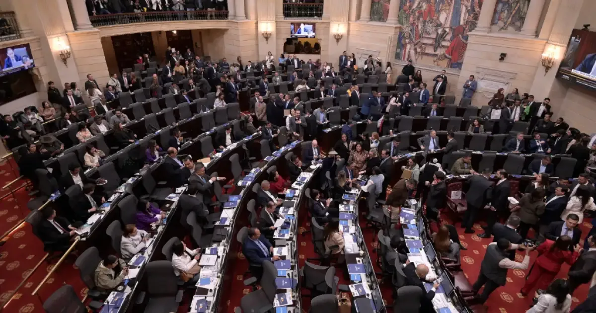 Congreso da primer paso para restringir el acceso a redes sociales de menores de 14 años