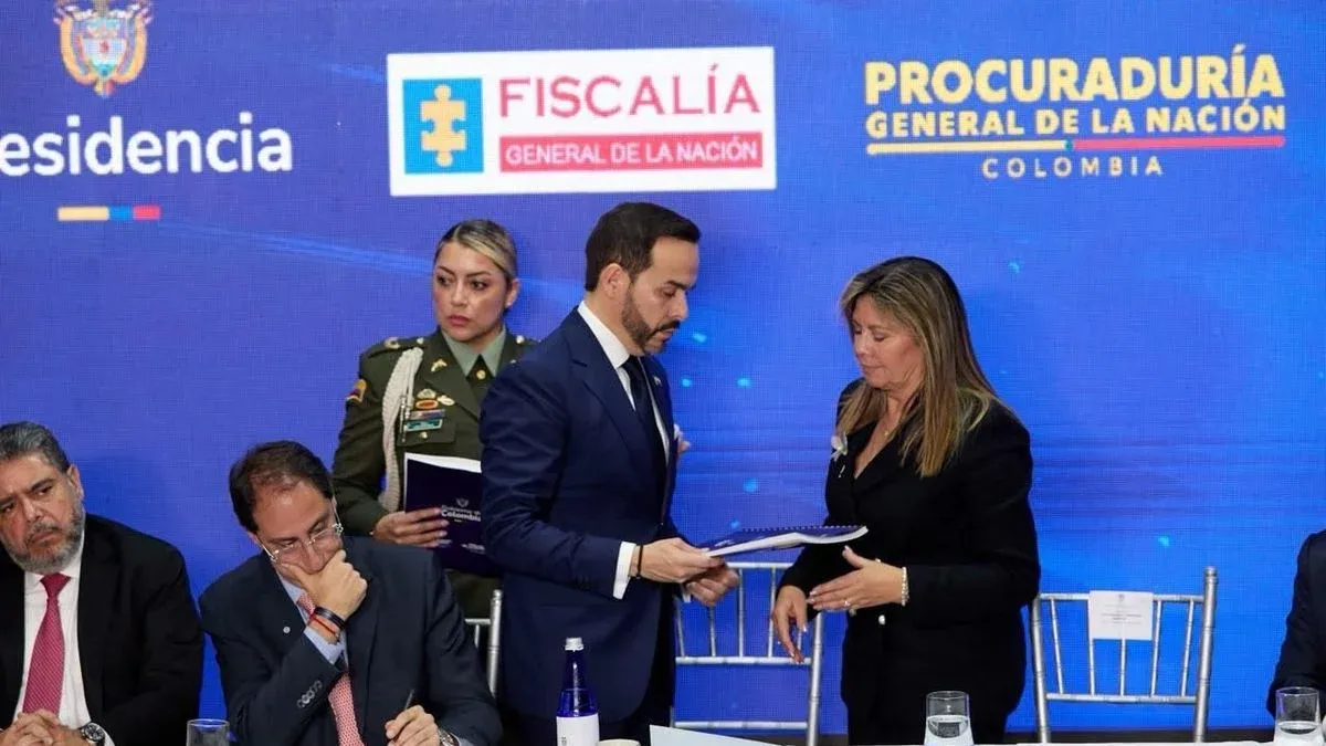 De La Espriella entrega a la Fiscalía un libro con 80 presuntos casos de corrupción del gobierno Petro