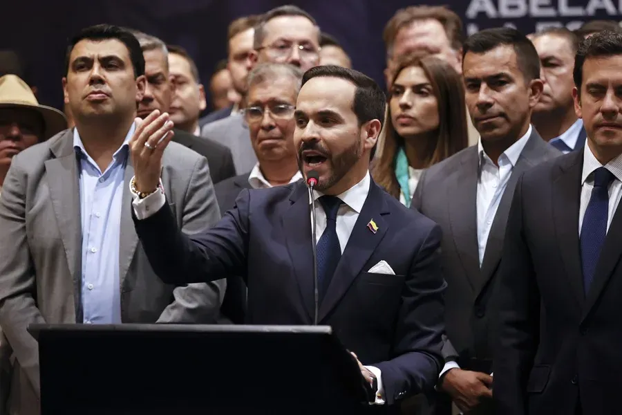 Abelardo de la Espriella asume la Presidencia de Colombia el 7 de agosto