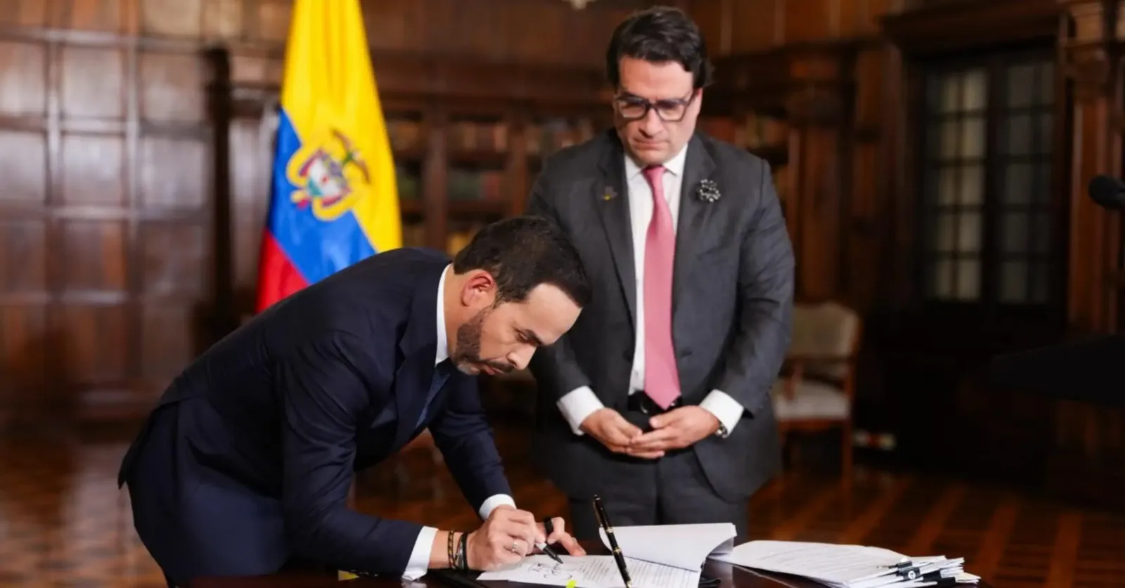 De la Espriella revoca nombramientos y reconocimientos de los diálogos de paz heredados de Petro