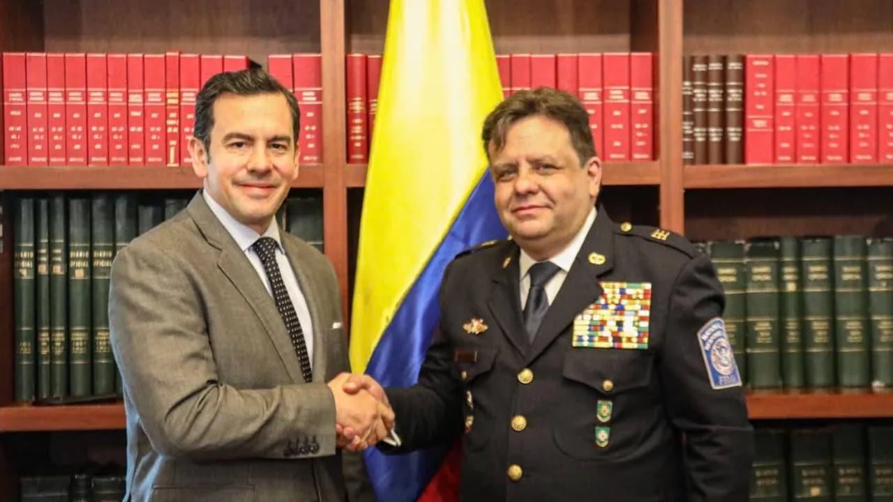 Presidente De la Espriella declara insubsistente al director nacional de Bomberos