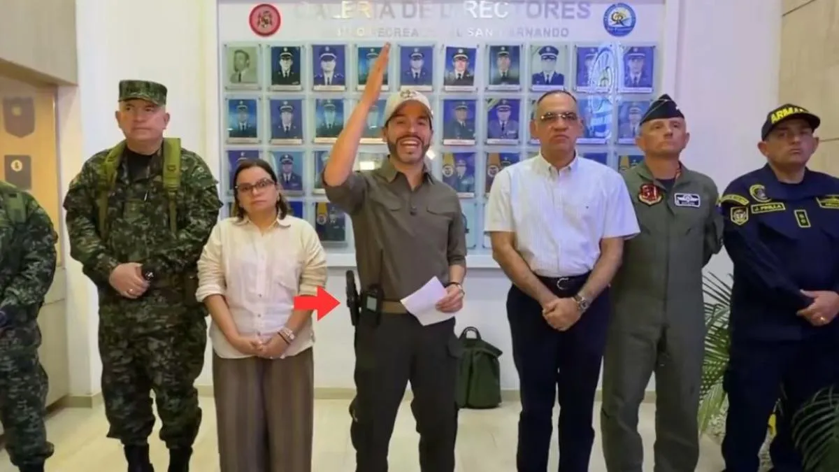 De la Espriella aparece armado durante un patrullaje en Santa Marta, una zona militarizada por la violencia