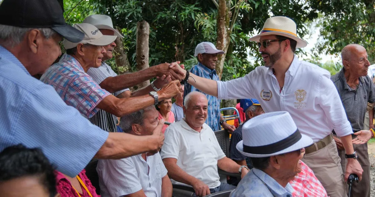 De la Espriella dona su primer salario a hogares geriátricos del Eje Cafetero golpeados por el terremoto