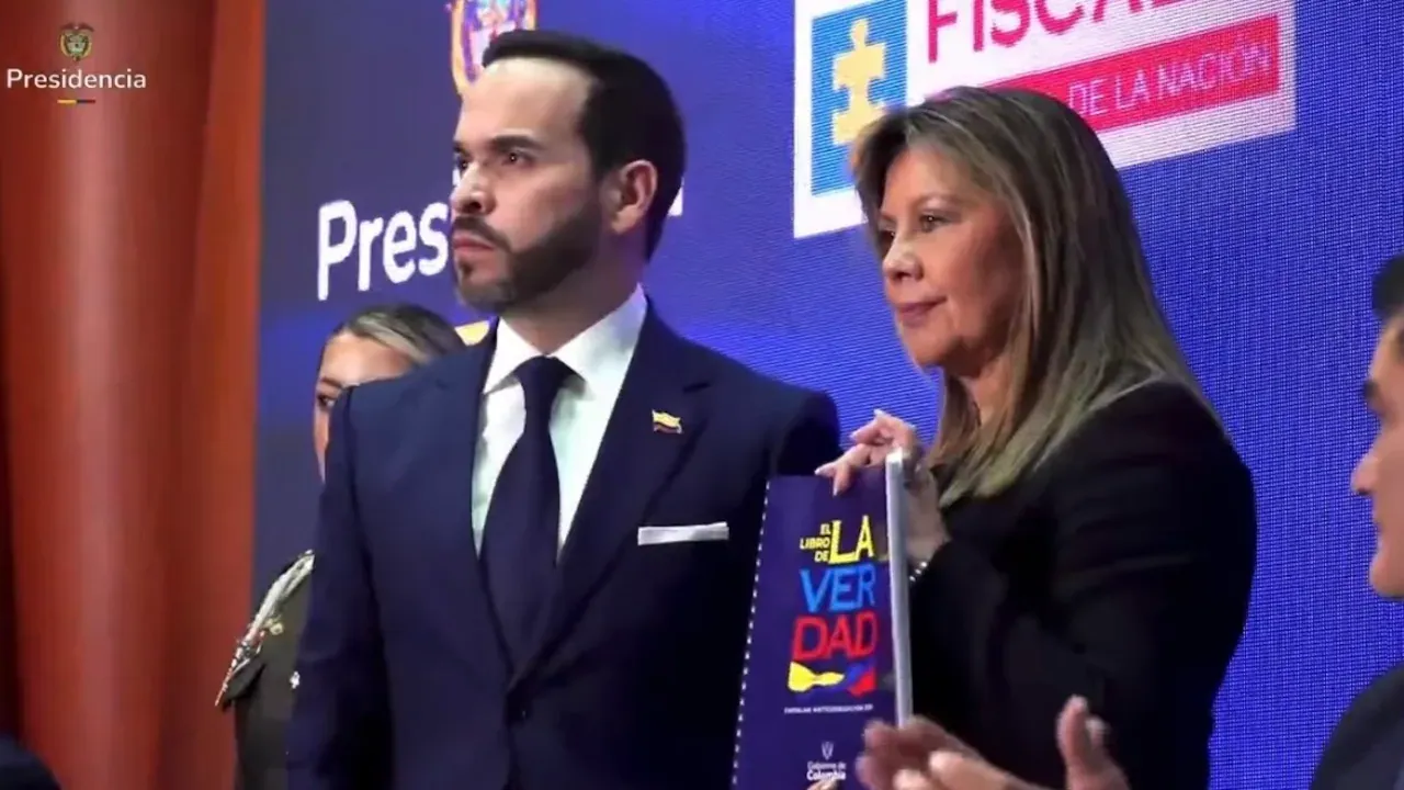 De La Espriella radicó ante la Fiscalía 'El libro de la verdad' con 80 casos contra la administración Petro