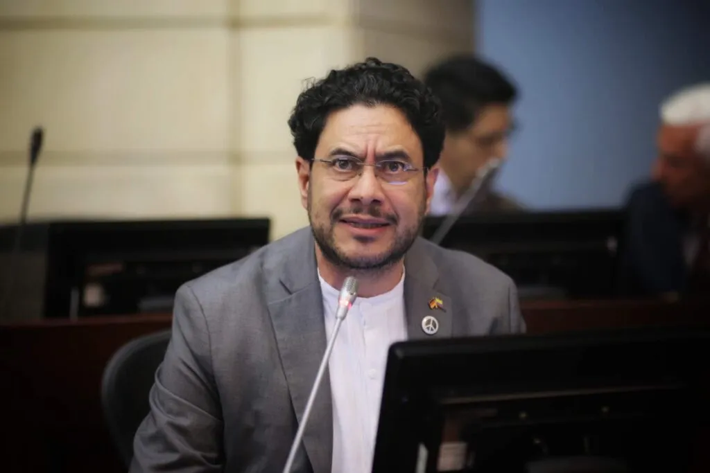 Iván Cepeda cuestiona al presidente electo y lo califica como el mayor enemigo de la paz
