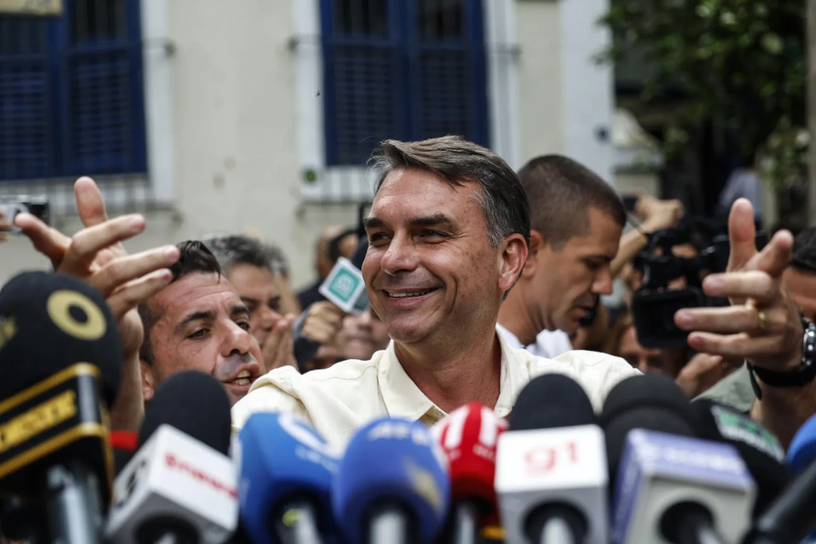 De la Espriella expresa su respaldo a Flávio Bolsonaro durante el recuento electoral en Brasil