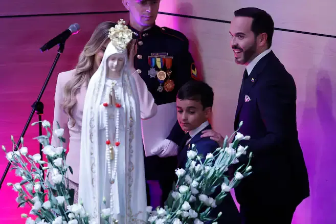 De la Espriella asumió el poder con gestos religiosos y el compromiso de cuidar la Constitución