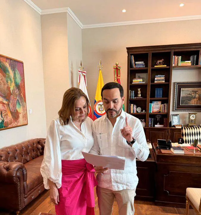 Presidente De la Espriella ordena a MinMinas revertir el aumento de la gasolina de octubre