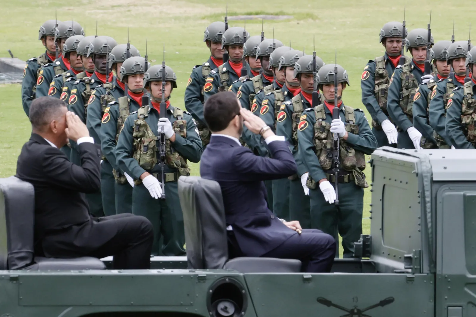 De la Espriella pide a la nueva cúpula militar recuperar la seguridad y combatir los grupos armados