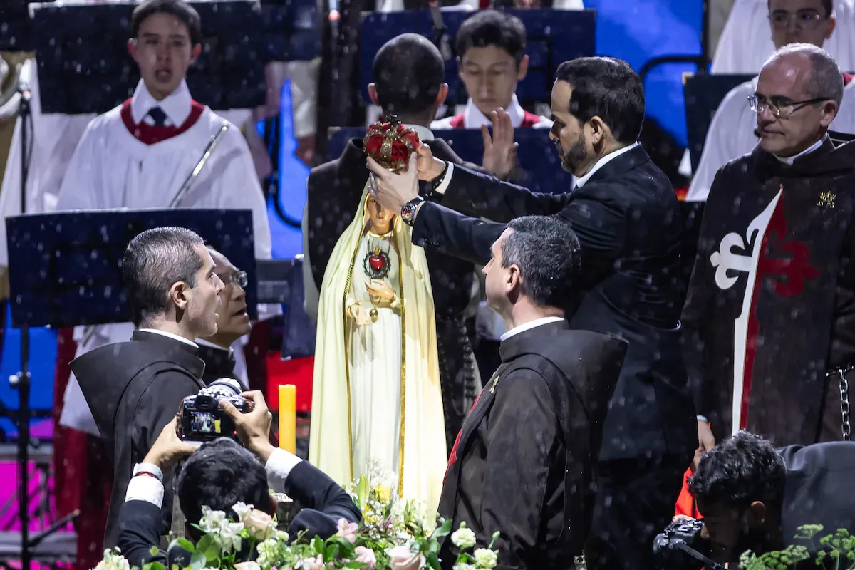De la Espriella preside un evento religioso por las víctimas del terremoto y afirma que entregó la nación a Cristo