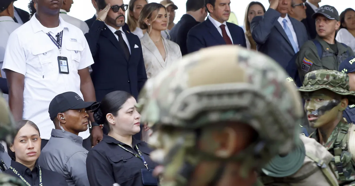 De la Espriella encabeza el desfile militar en Medellín y llama a la tierra patriota