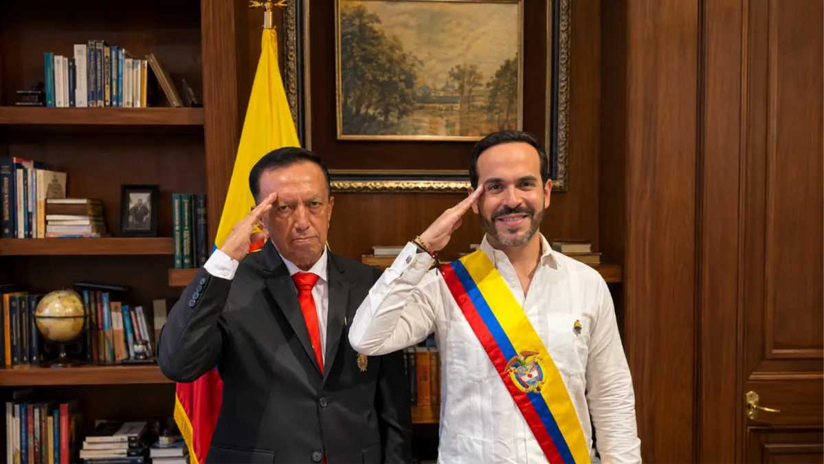 Abelardo de la Espriella recibe la banda presidencial de manos de veteranos y reservistas