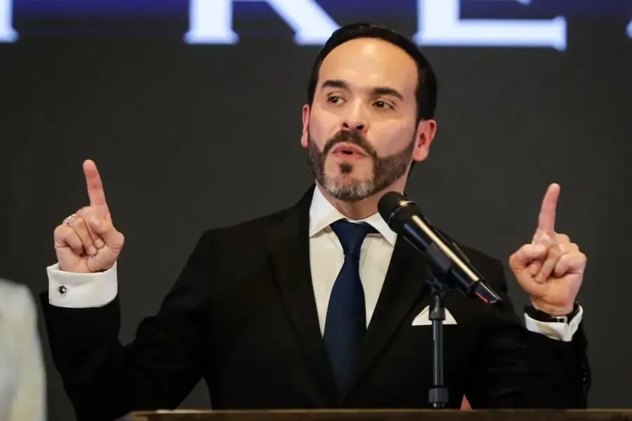 De la Espriella retira a Charles Chapman de su equipo de transición por la controversia de las jornadas por horas