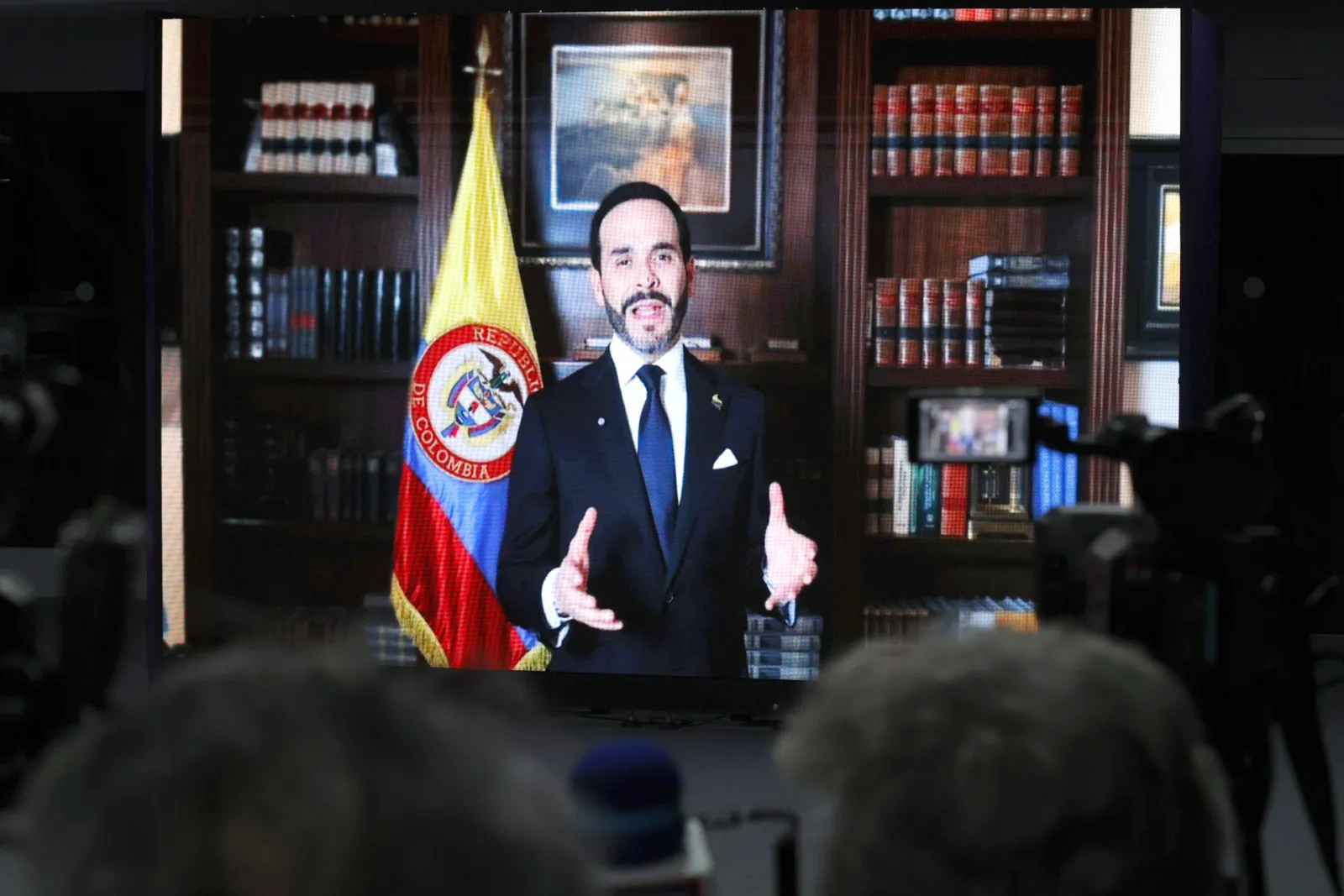 De la Espriella promete proteger la libertad de prensa al asumir la Presidencia