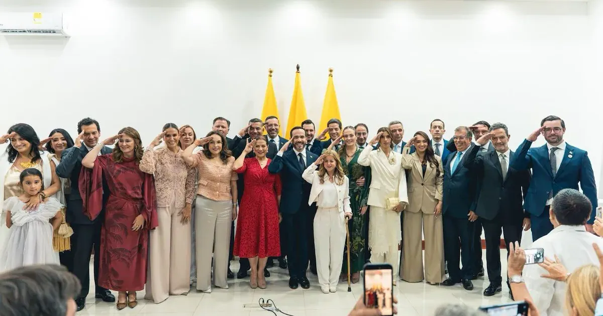 Abelardo de la Espriella posesionó a su gabinete en Cali y lanzará la «Patria Milagro»