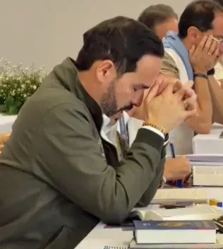 El retiro espiritual del gabinete de De la Espriella reabre el debate sobre el Estado laico
