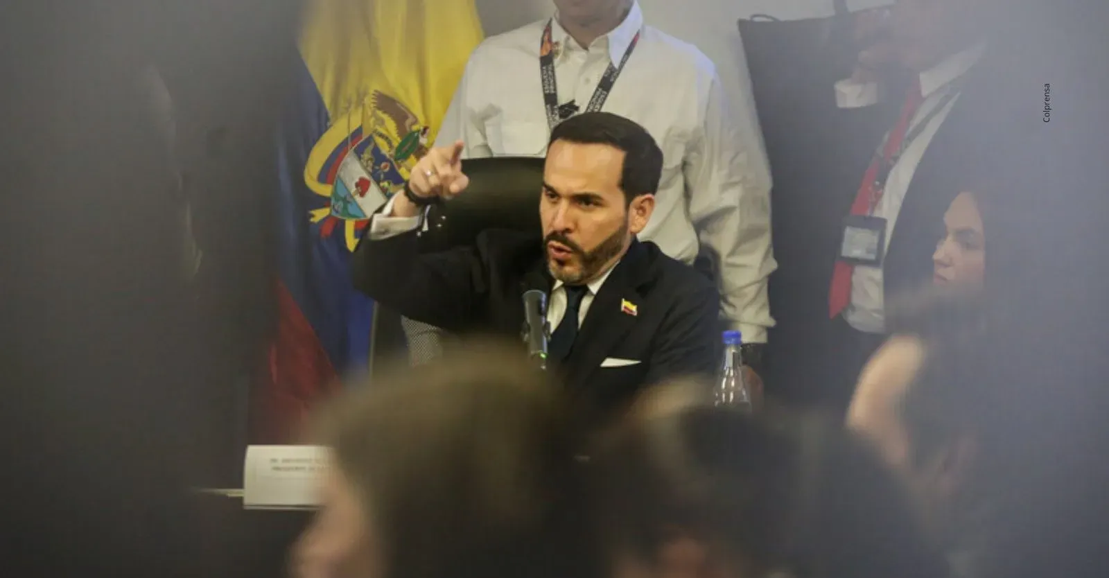 Gobierno de Abelardo de la Espriella alista decreto para retirar a trabajadores pensionados del Estado