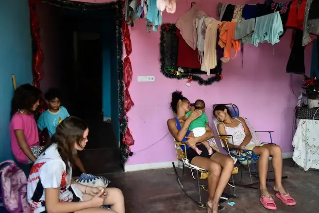 Deportar migrantes irregulares en Colombia enfrenta obstáculos legales y operativos, según análisis de El Espectador