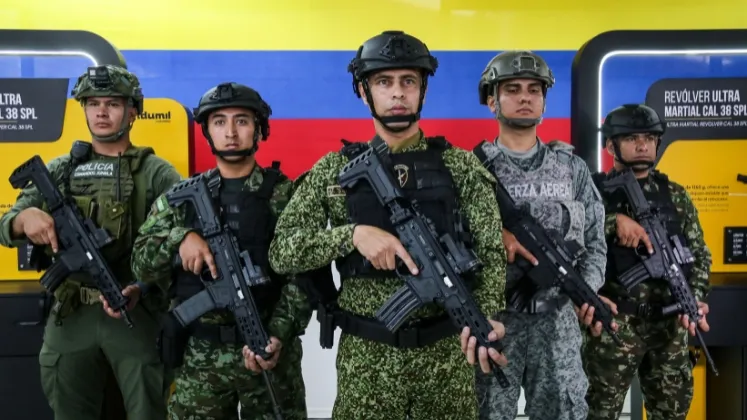 Ministro de Defensa se pronuncia sobre el estado del fusil Jaguar anunciado en el gobierno anterior