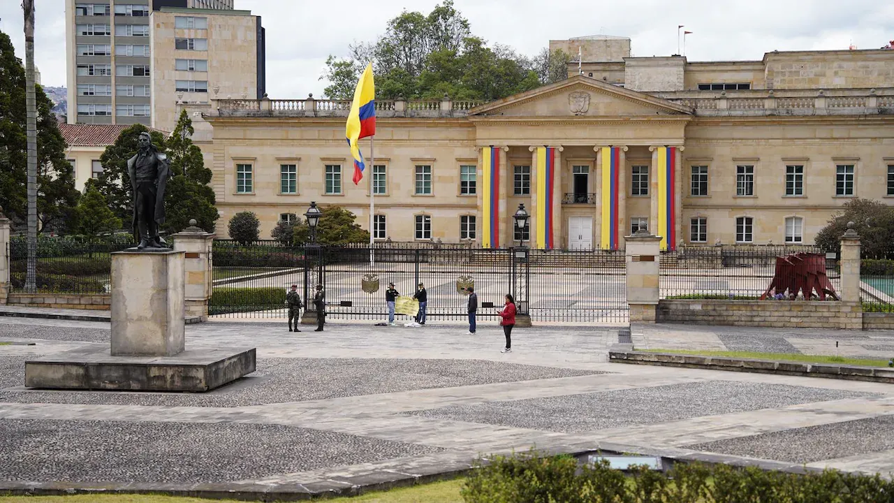 Dos hombres se esposan frente a Casa de Nariño para pedir audiencia con el presidente De La Espriella