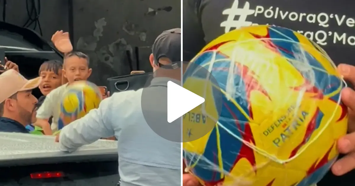 Repartir balones con el logo de su movimiento a niños damnificados le generó duros cuestionamientos al presidente
