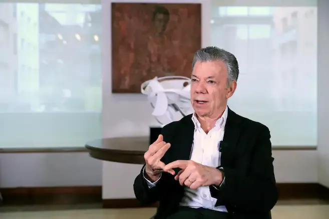 Santos defiende el acuerdo de paz y responde al gobierno por la fusión de oficinas