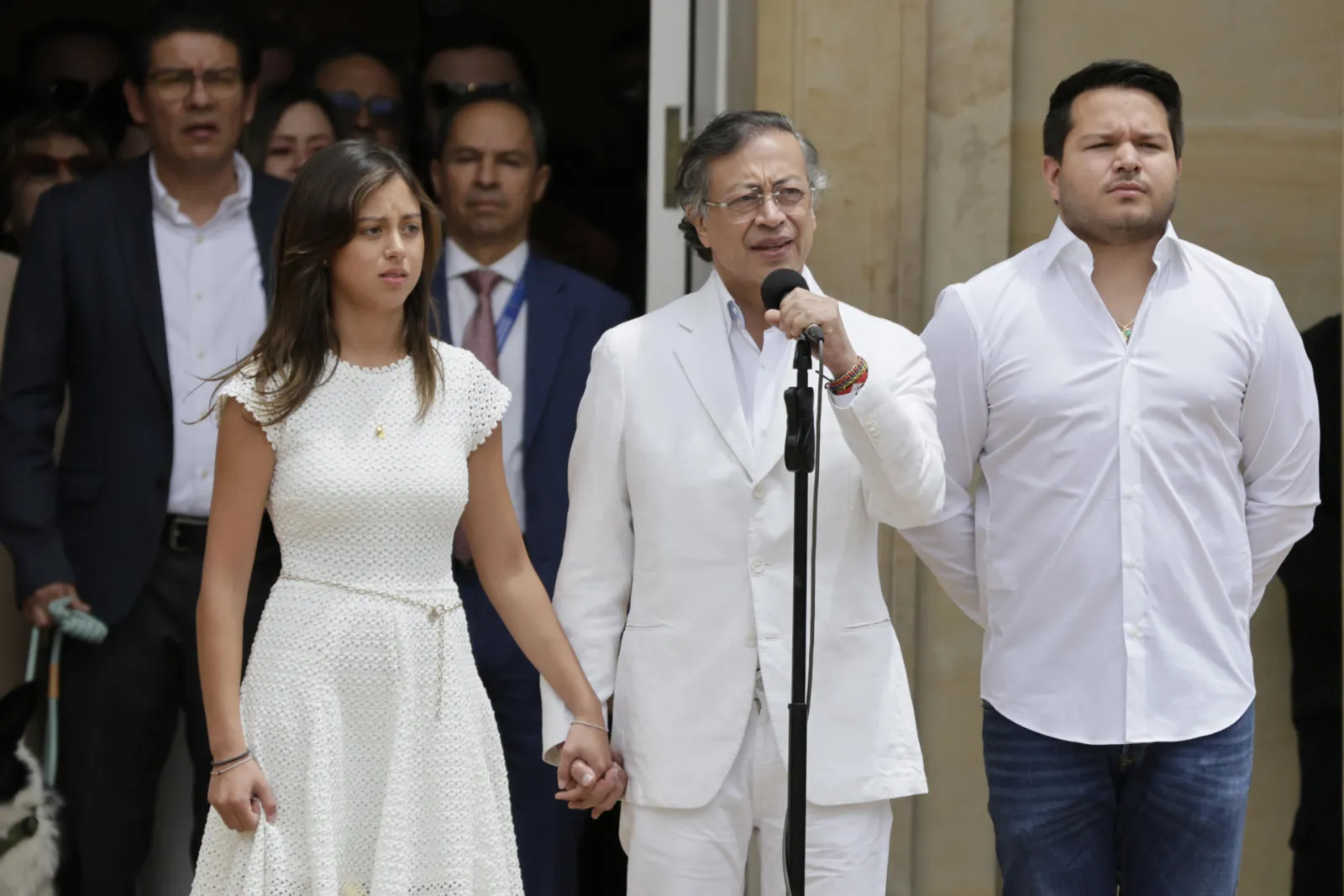 Petro salió de la Casa de Nariño entre honores militares: el edificio será museo