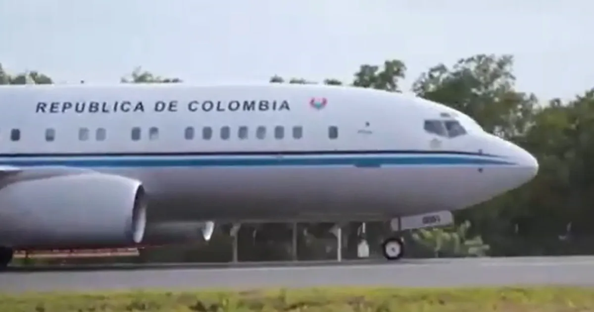 Bendicen el avión presidencial en una base aérea antes de la posesión de Abelardo de la Espriella
