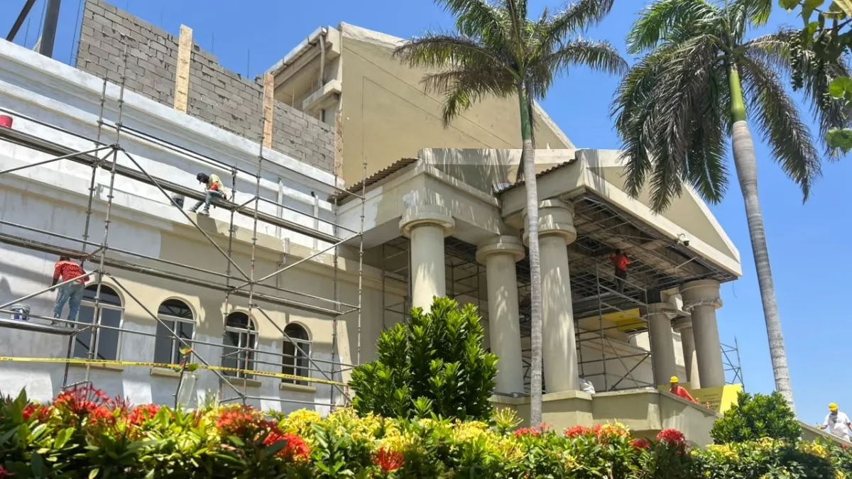 Gobernador del Atlántico recorre obras de la futura sede presidencial de De la Espriella en Barranquilla