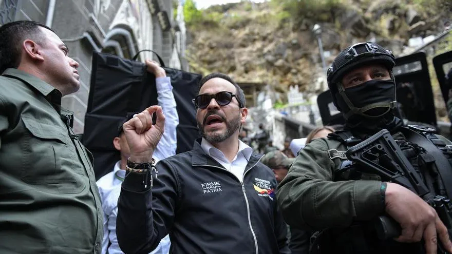 El Gobierno colombiano defiende que De la Espriella porte pistola durante una visita a Santa Marta