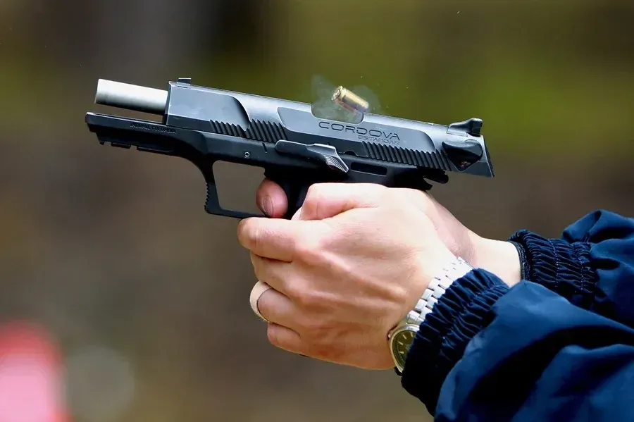 El Gobierno de Colombia levanta la suspensión general de los permisos para el porte de armas de fuego