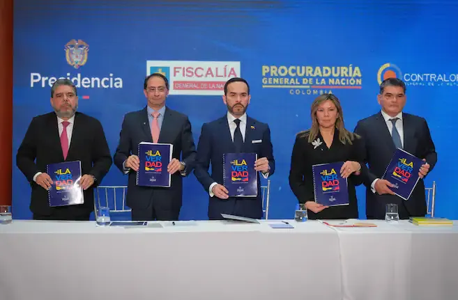 De la Espriella presenta el Libro de la Verdad con 82 alertas de presunta corrupción del gobierno Petro