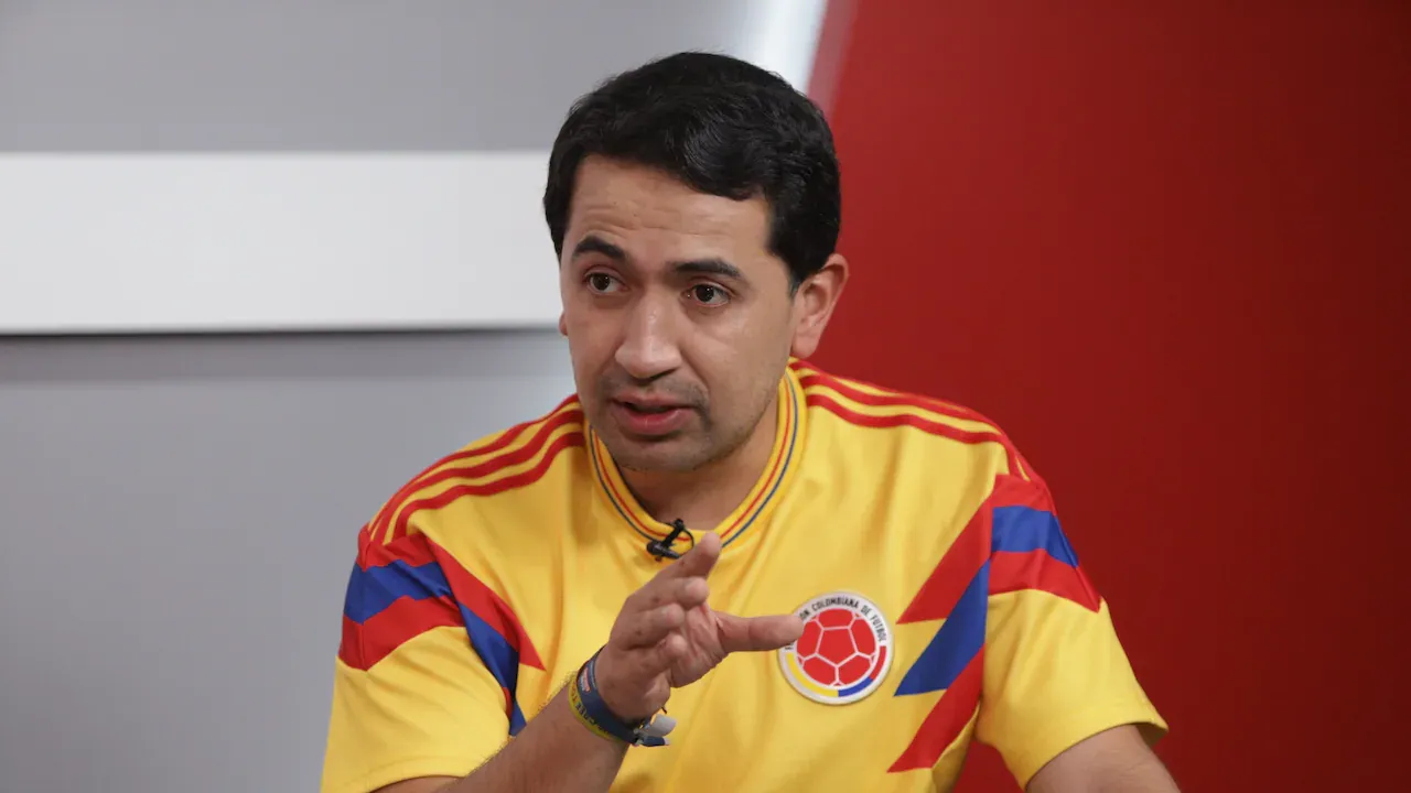 Daniel Briceño reacciona en X a la suspensión del empalme de Abelardo de la Espriella con el Gobierno Petro
