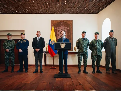 Abelardo De La Espriella designa nueva cúpula militar y ordena recuperar la seguridad territorial
