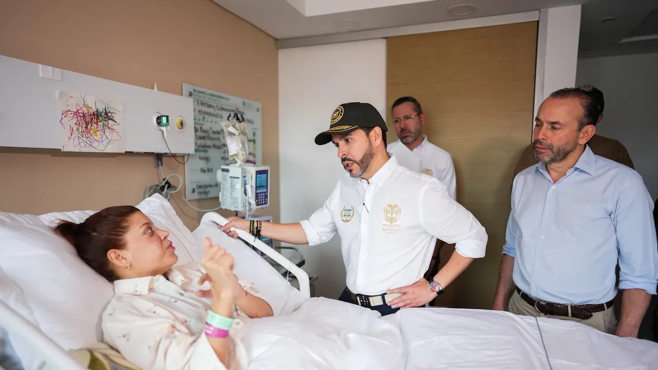 El presidente De La Espriella visitó un hospital en Cali y protagonizó un gesto con pacientes