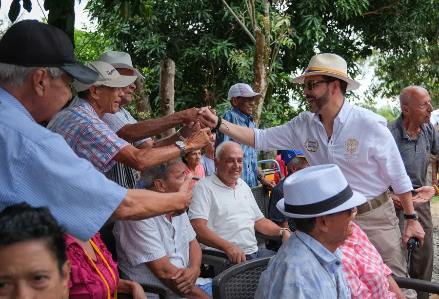 El presidente Abelardo de la Espriella dona su primer salario a dos hogares geriátricos en Quimbaya
