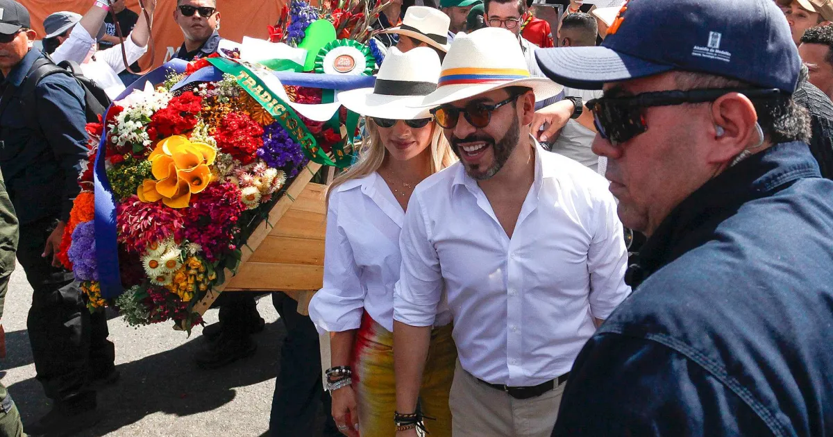 El presidente de Colombia asiste al cierre de la Feria de las Flores en Medellín