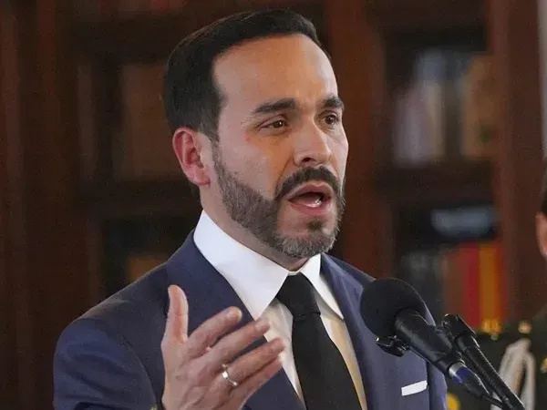 El presidente Abelardo de la Espriella presenta un libro con denuncias de presunta corrupción del gobierno Petro
