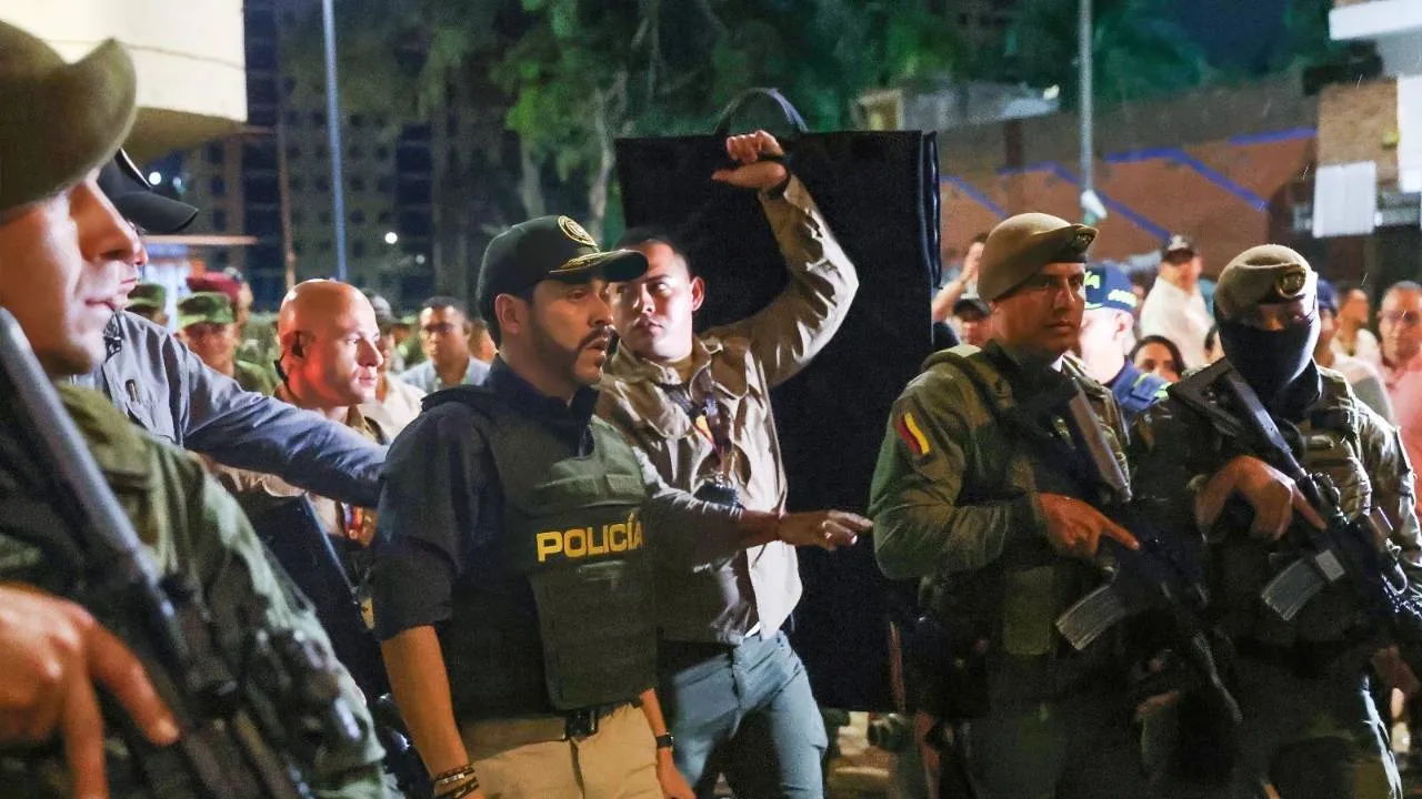 El presidente De La Espriella apareció armado en operativos y abrió un debate nacional
