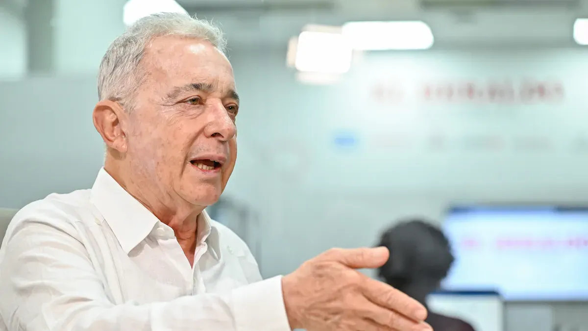 Uribe apoya la propuesta de De la Espriella de reducir embajadas y consulados