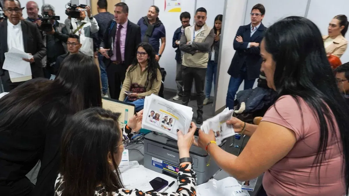 Escrutinio de las presidenciales entra en su recta final en medio de reclamaciones de los dos candidatos