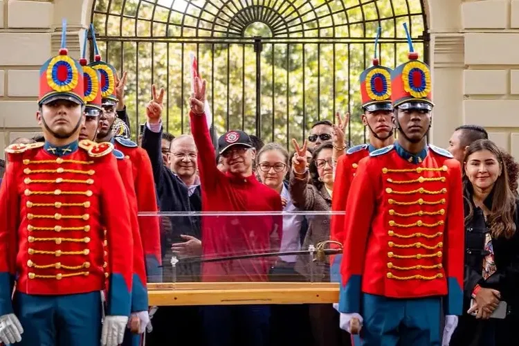 La espada de Bolívar comenzó a salir del Palacio de Nariño en medio del relevo presidencial