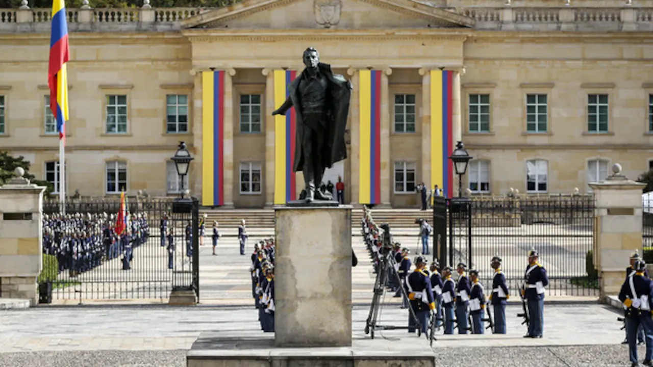 Cerca de la mitad de los cargos mejor remunerados del Estado colombiano son técnicos y administrativos