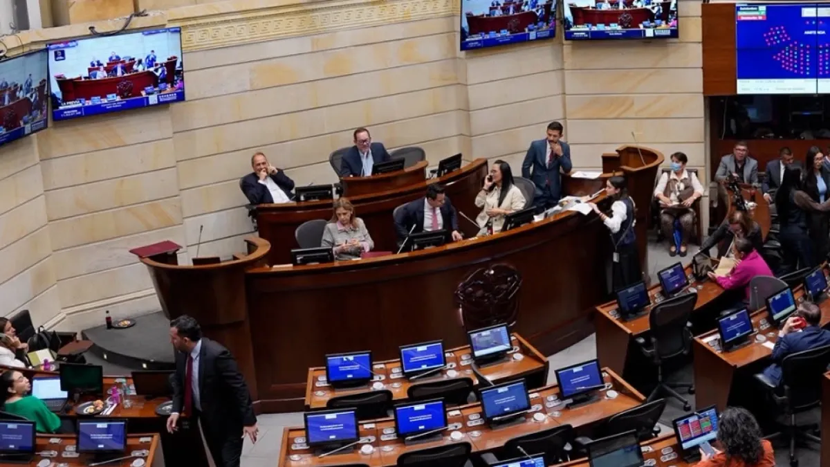 Petro solicitó permiso al Senado para viajar a México, su primera salida del país tras dejar la presidencia