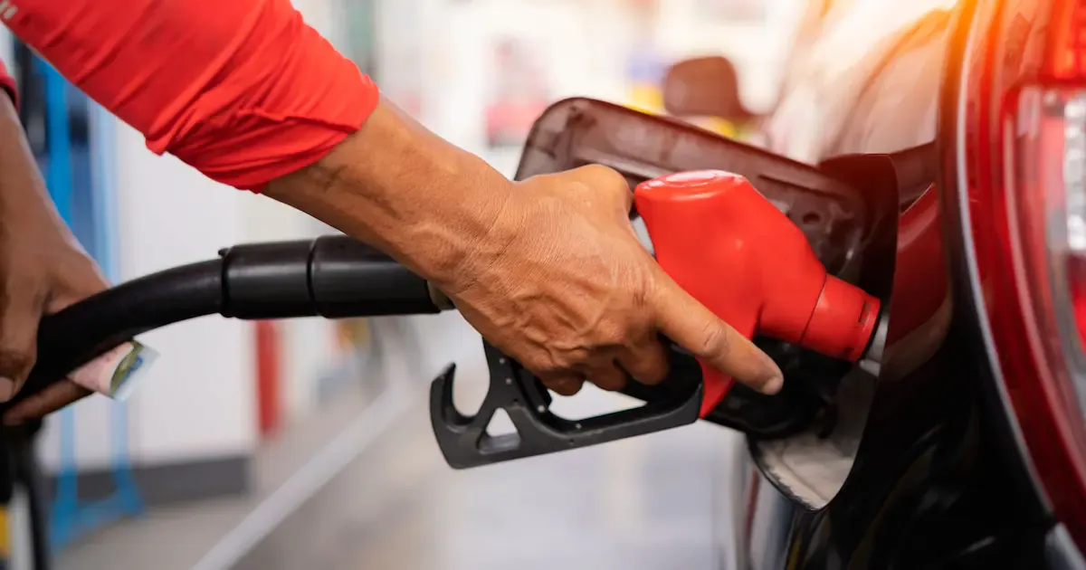 Gasolina sube $46 por galón en Colombia y De La Espriella pide revertir el aumento