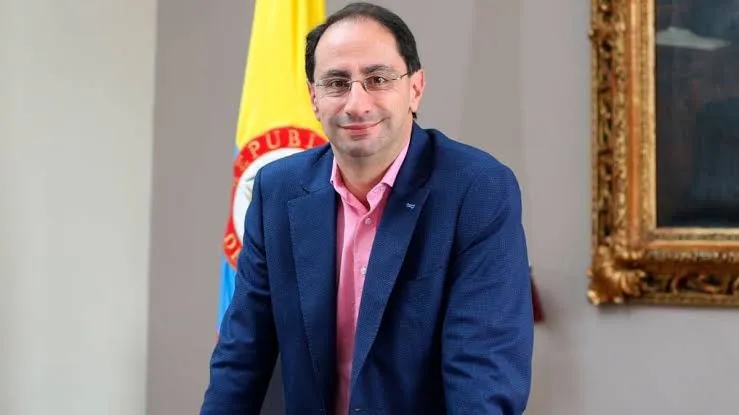 Gobierno aclara que no hay decisión de retirar de inmediato a los docentes pensionados que siguen activos