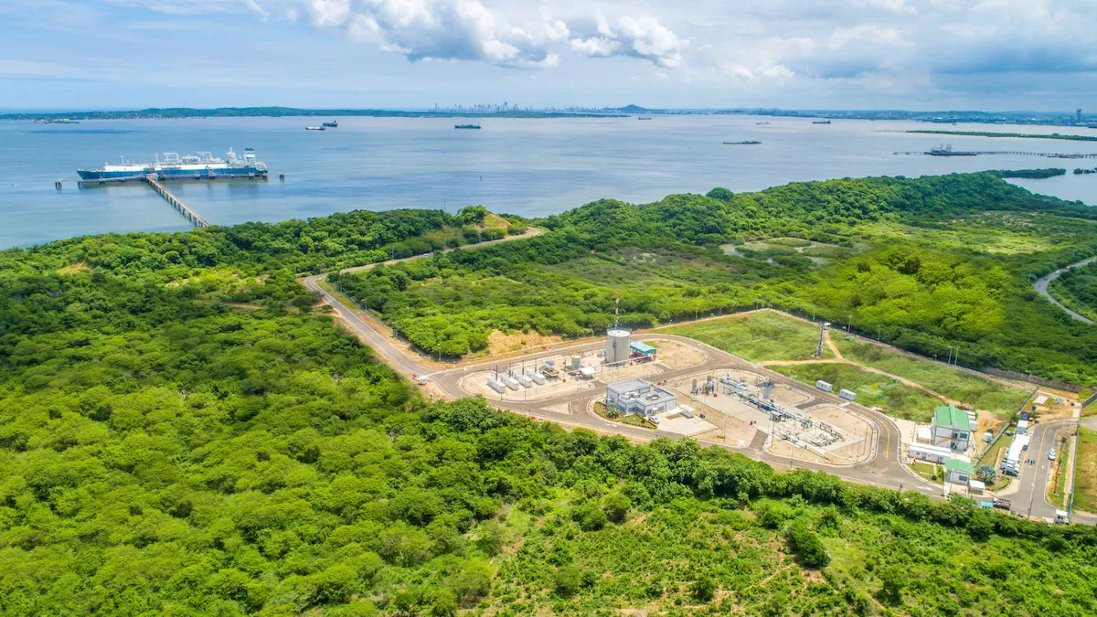 Gobierno aprueba licencia ambiental que permitirá ampliar la regasificadora Spec
