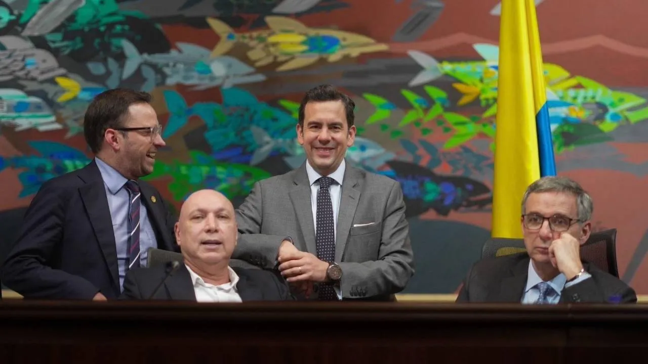 Tres ministros se reunieron con la bancada liberal en medio de tensiones en la coalición de gobierno