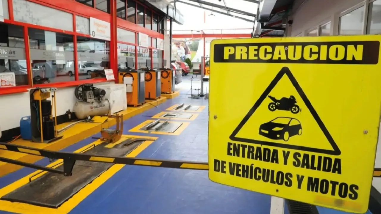 El Gobierno prepara cambios en la revisión tecnomecánica para carros y motos en Colombia
