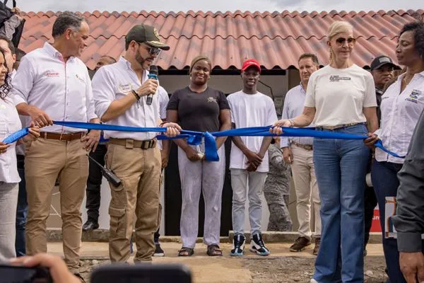 Presidente De La Espriella entrega primera casa reconstruida tras terremoto y anuncia nuevas ayudas